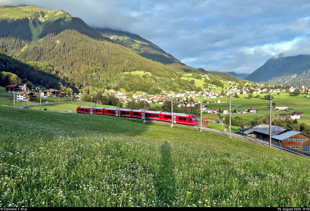 Mein letztes Schweiz-Bild zeigt den neuen ABe 4/16 3117 ( Capricorn ) in Klosters Dorf (CH).

🧰 Rhätische Bahn (RhB)
🚝 RE 1067 Landquart (CH)–Davos Platz (CH)
🚩 Bahnstrecke Landquart–Davos Platz (Davoserlinie | 910/941)
🕓 5.8.2020 | 19:55 Uhr
