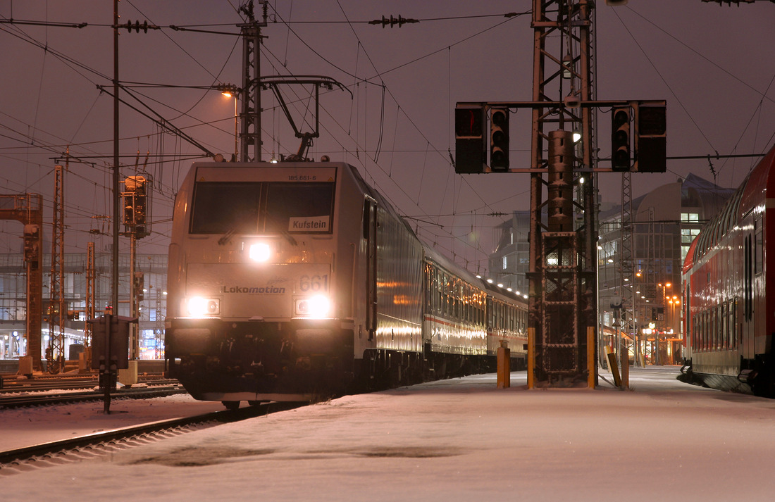 Mein Namensvetter  Paul  aka Lokomotion 185 661 mit dem mittlerweile nicht mehr verkehrenden Meridian-Ersatzwagenpark.
Aufgenommen am 2. Januar 2017 im Münchener Hauptbahnhof.