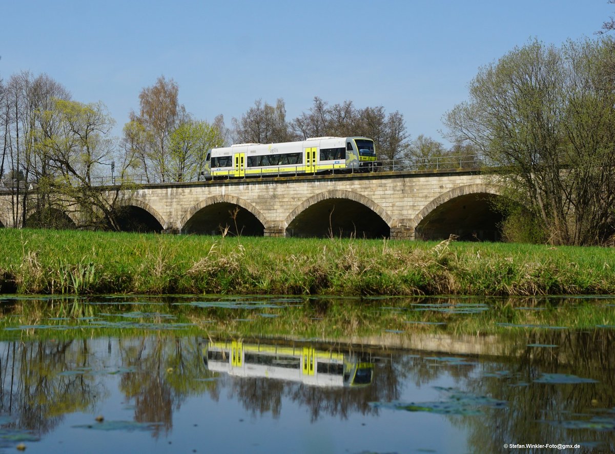 Mein neuester Foto Standort am Altarm der Saale bei Hof Moschendorf, er musste diese Woche schon 3x für Fotosessions herhalten. Bevor das Gras zu hoch ist und einiges verdeckt... ich konnte einiges herumprobieren und werde noch mehr zeigen...

Hier sehen wir einen Agilis 650, der die Saale nach Oberkotzau überquert, vermutlich fährt er nach Selb Stadt. Foto vom 18.04.2018.