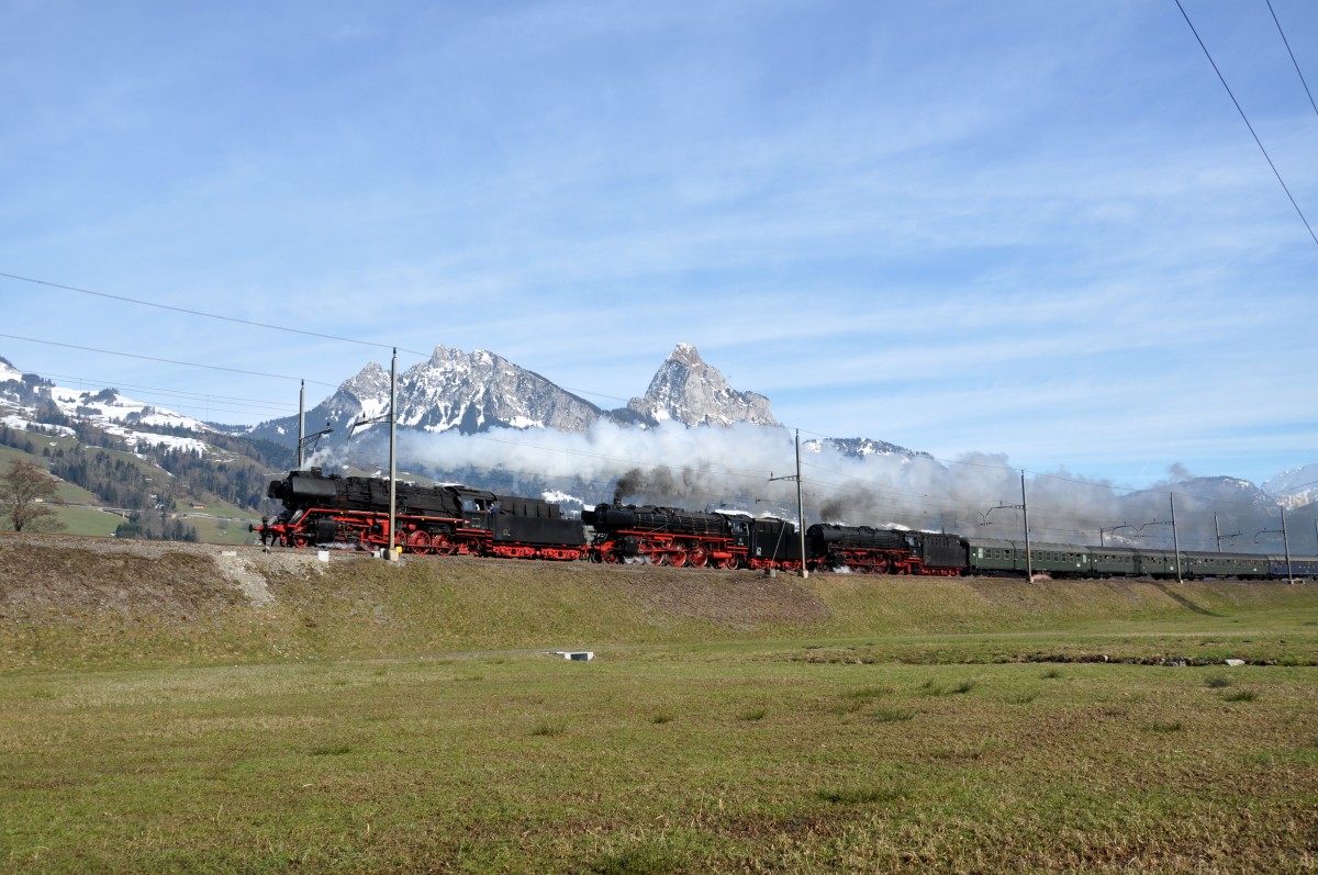 Mein schönstes Dreierpack bisher: BR 50 3673, BR 01 202 und 01 1066 vor den Mythen bei Schwyz am 07.03.2015