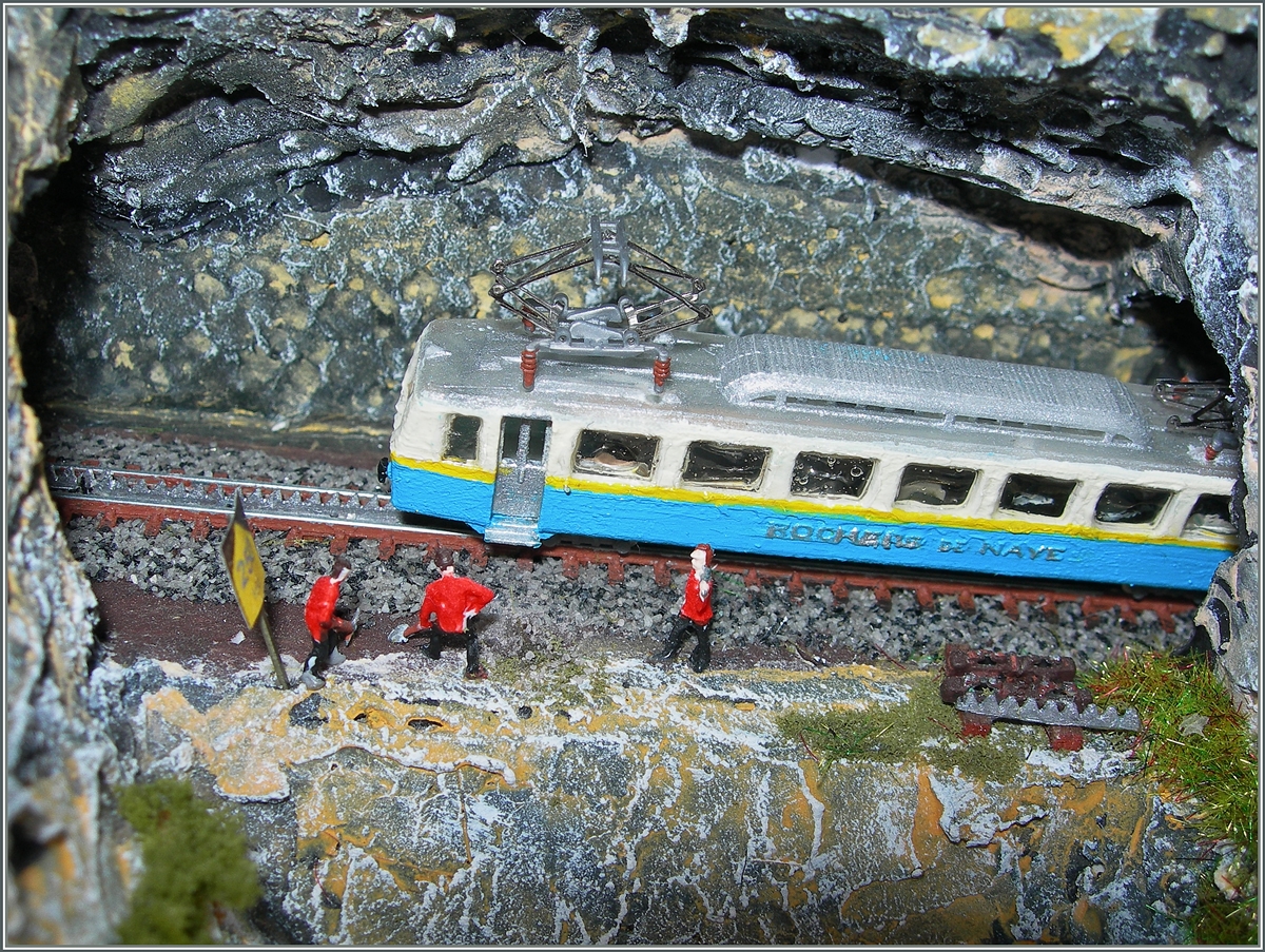 Mein Ze (1:220, 3 mm Spur)  Bhe 2/4 (203?) ist nun fertig. Der von Julian konstruierte Kasten lässt keine Wünsche offen, meine Lackierung schon, besonders wenn man den knapp 7 cm langen Triebwagen aus der Nähe betrachtet.
Aber ich überlege mir schon, wie ich es besser machen könnte.
23.März 2016    