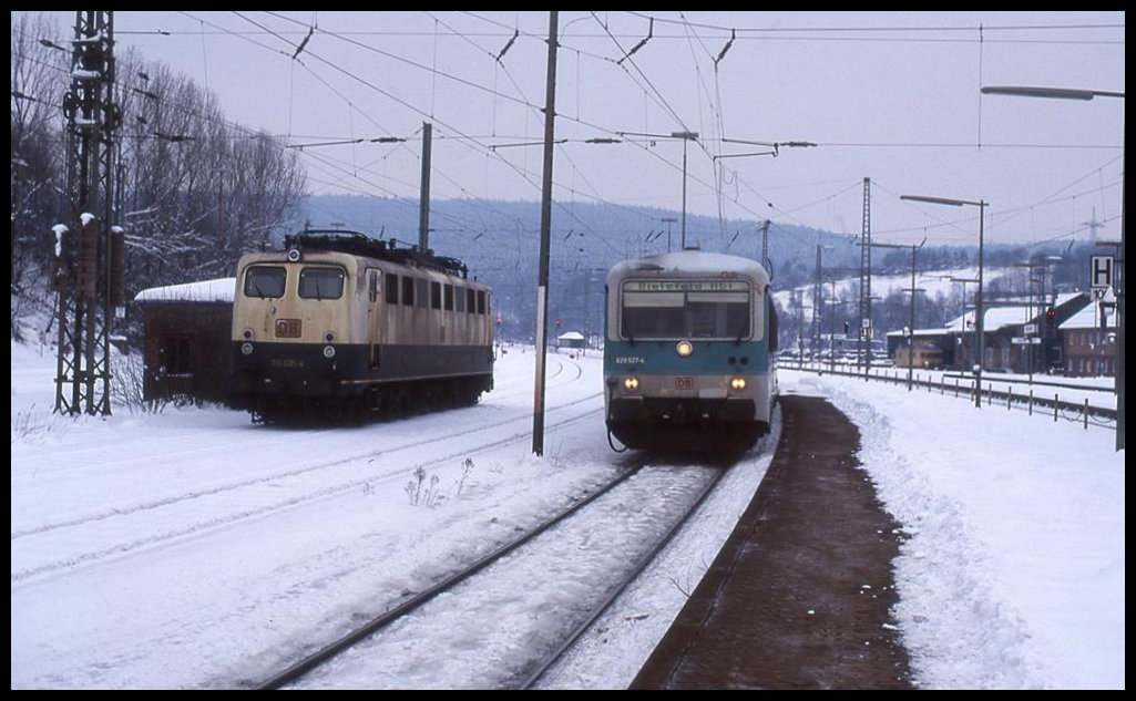 Mein Zug in Form des 628527 nach Bielefeld fährt hier am 13.2.1999 in Altenbeken ein. Links steht derweil stark vom Strecken Einsatz verschmutzt die DB 150035.