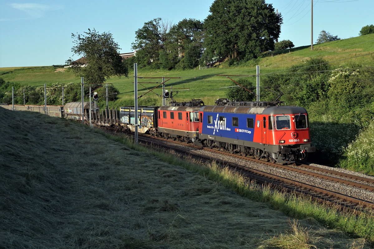 MEINE AUFNAHME DES TAGES.
Kaum zu glauben, mit sehr viel Fotografenglück konnte am 17. Juni 2019 der Güterzug 60034 RBL-GEPR., geführt mit dieser einmaligen Traktion noch um 20:16h, bei Niederbipp im allerletzten Sonnenlicht verewigt werden. An der Spitze dieses Zuges vor der Re 420 289-1 war die Re 620 088-5  X-RAIL  eingereiht.
Ab dem Rangierbahnhof Lausanne-Triage verkehrt dieser Güterzug auf dem restlichen Streckenabschnitt noch mit der BOBO.
Seltener Moment für den Bahnfotografen trotz Sommerzeit!
Foto: Walter Ruetsch 