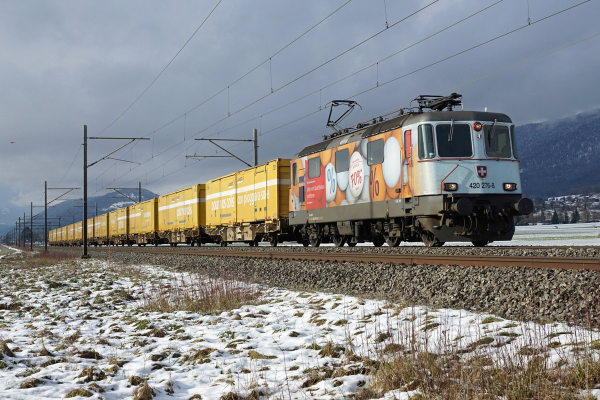 Meine beiden letzten Aufnahmen von Güterzügen im Jahre 2020.
Entstanden sind sie zwischen Selzach und Bettlach bei winterlicher Stimmung.
Postzug mit der Re 420 276-8.
Foto: Walter Ruetsch