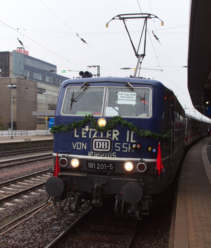 Meine Damen und Herren, auf Gleis 5 steht bereit der letzte lokbespannte IC aus Saarbrücken nach Frankfurt am Main. Die Saarbrücker Lokführer von DB Fernverkehr möchten sich von Ihnen verabschieden und wünschen eine gute Fahrt mit DB Fernverkehr. So erklang es mehrmals über den Saarbrücker Hauptbahnhof und da war es gut ein Taschentuch dabei zu haben! Ich sag zum Abschied leise servus - 181 201-5 mit dem letzten IC von Saarbrücken Hbf. 12.12.2015 (Abfahrt 12.32 Uhr)- IC 2059 Saarbrücken - Frankfurt/Main. Ob wir unsere Saarbrücker 181er jemals wiedersehen??? Gott sei Dank ging unser Wunsch in Erfüllung und DB Fernverkehr setzte 181 201-5 in den Umlauf, denn saarländischer kann eine Lok nicht sein!