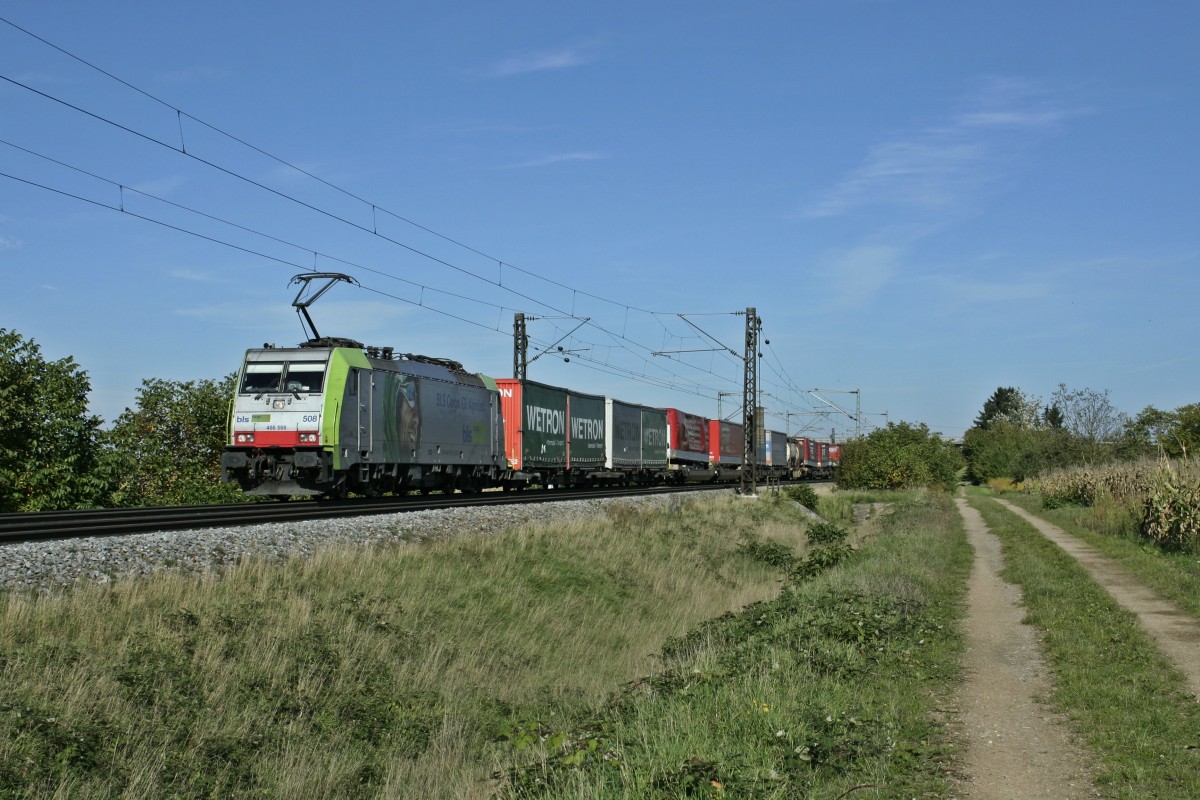 Meine erste 186/486: In Form der 486 508 rollte eine besagte Lok am Nachmittag des 19.10.13 mit dem seit Neustem von BLS/MEV gefahrenen 42012 von Wanne-Eickel nach Melzo an mir vorbei.
Das Bild entstand bei Hgelheim.