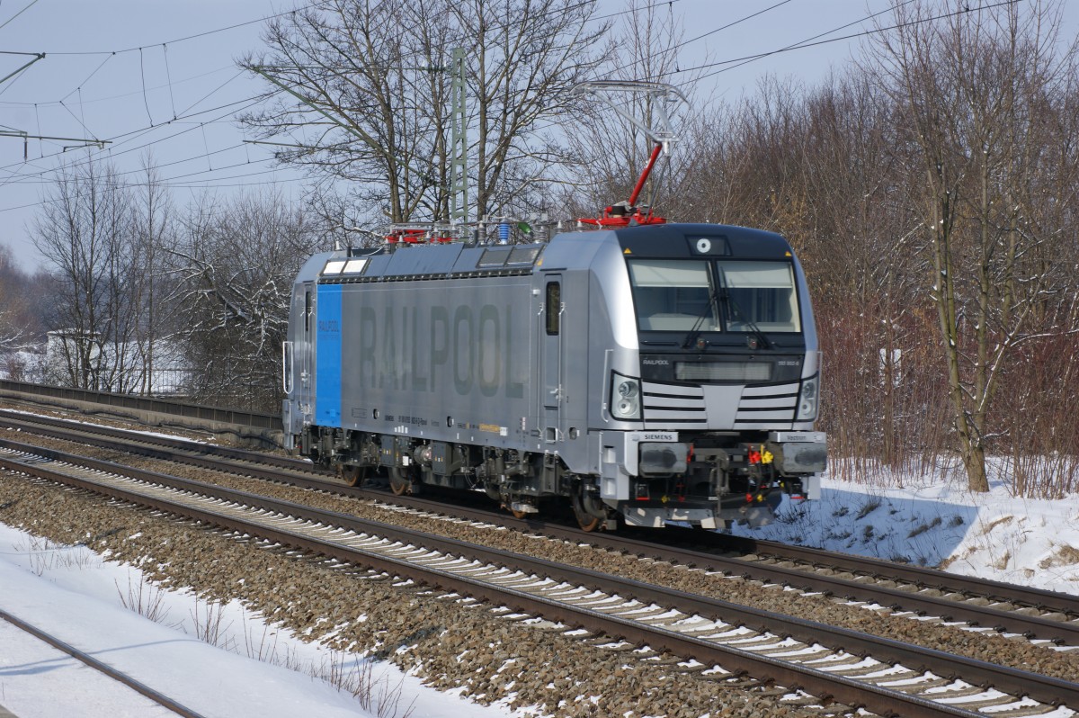 meine erste 193er 
In München Langwied am 13.02.14 ist 193 802-6 auf Test- oder Abnahmefahrt. Immer wieder beschleunigen und bremsen. Nach kurzer Zeit kam sie wieder retoure.