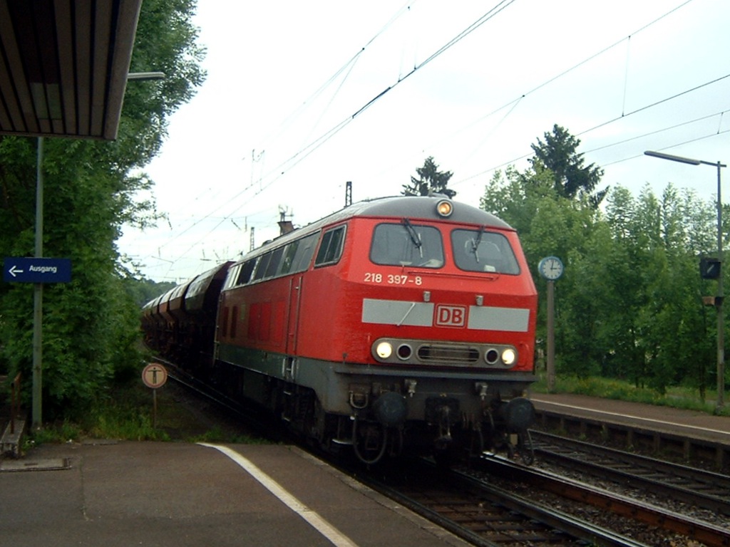 Meine erste 218er bei der Arbeit: 218 397-8 mit einem Schotterzug in Riegel (heute Riegel-Maltertingen) (18.05.2008)