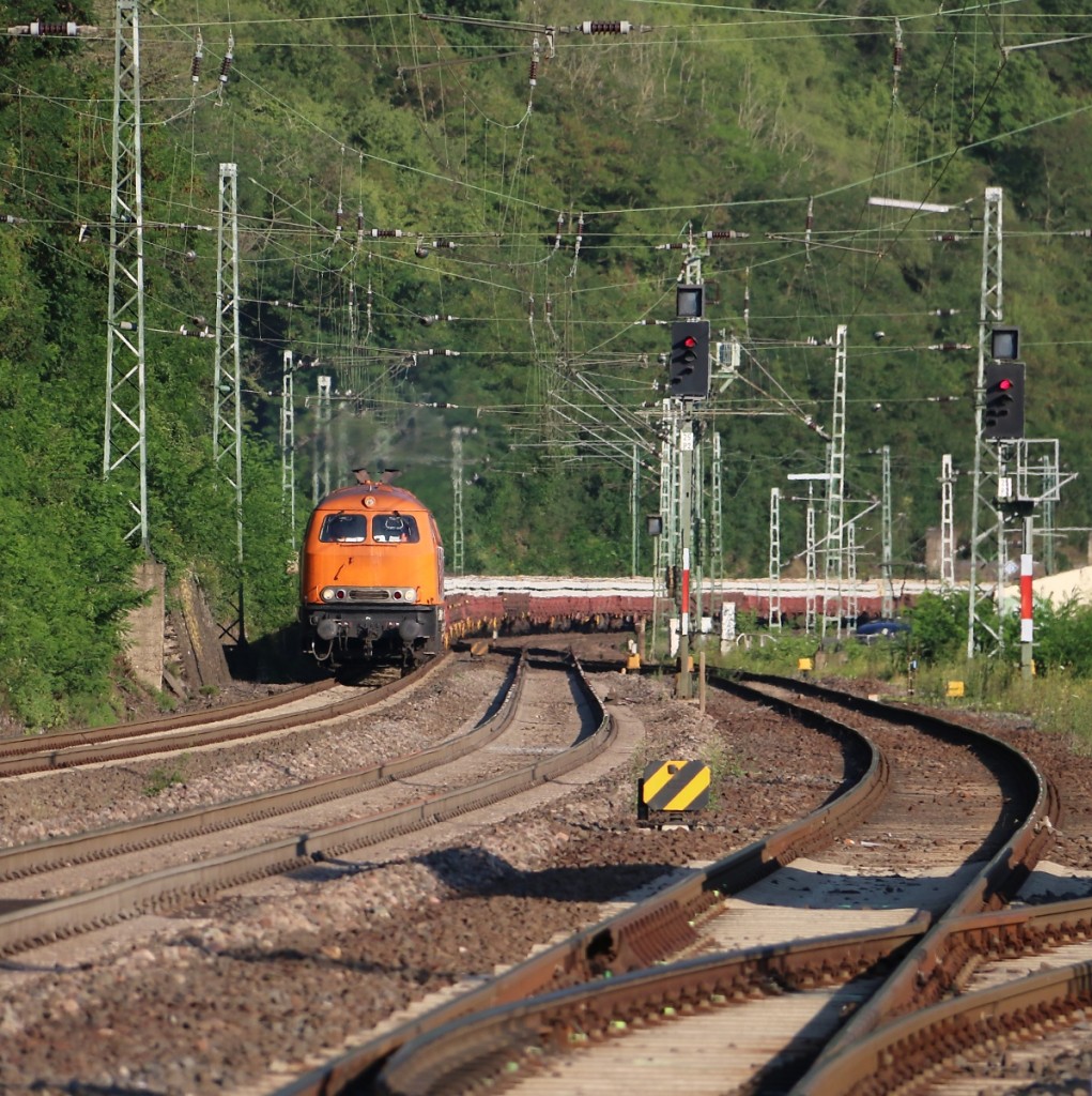 Meine erste Begegnung mit der BBL 225 099-1 fand am Abend des 17.07.2014 in Kaub am Rhein statt. Unterwegs war sie mit einem Schwellen-Zug in Richtung Norden. Ein grandioser Sound!