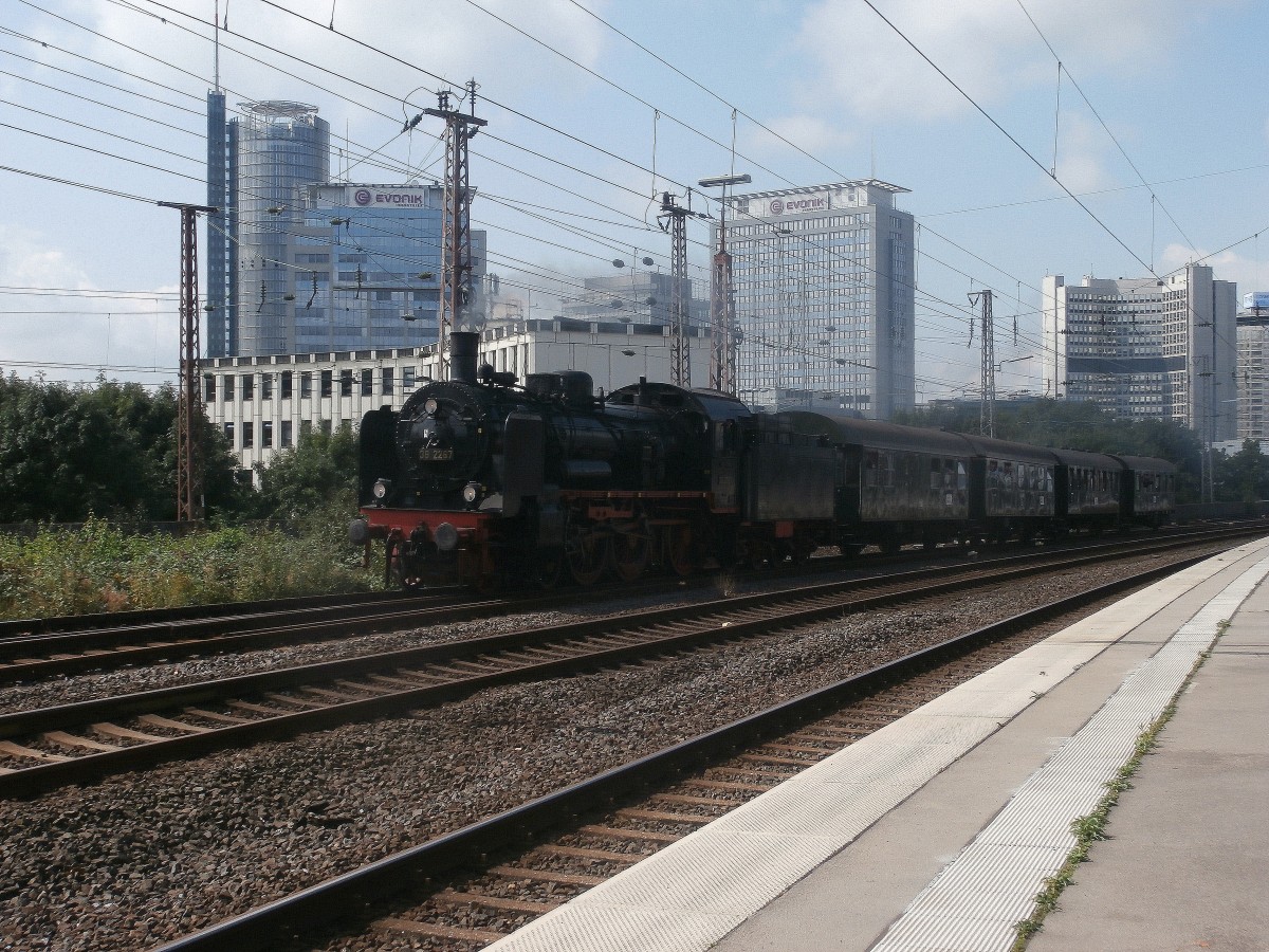 Meine erste Dampflok ist die 38 2267 mit 4 vollen Personenwagen. Hier dampft sie vor der Skyline von Essen in Richtung Oberhausen.

Essen 23.08.2014