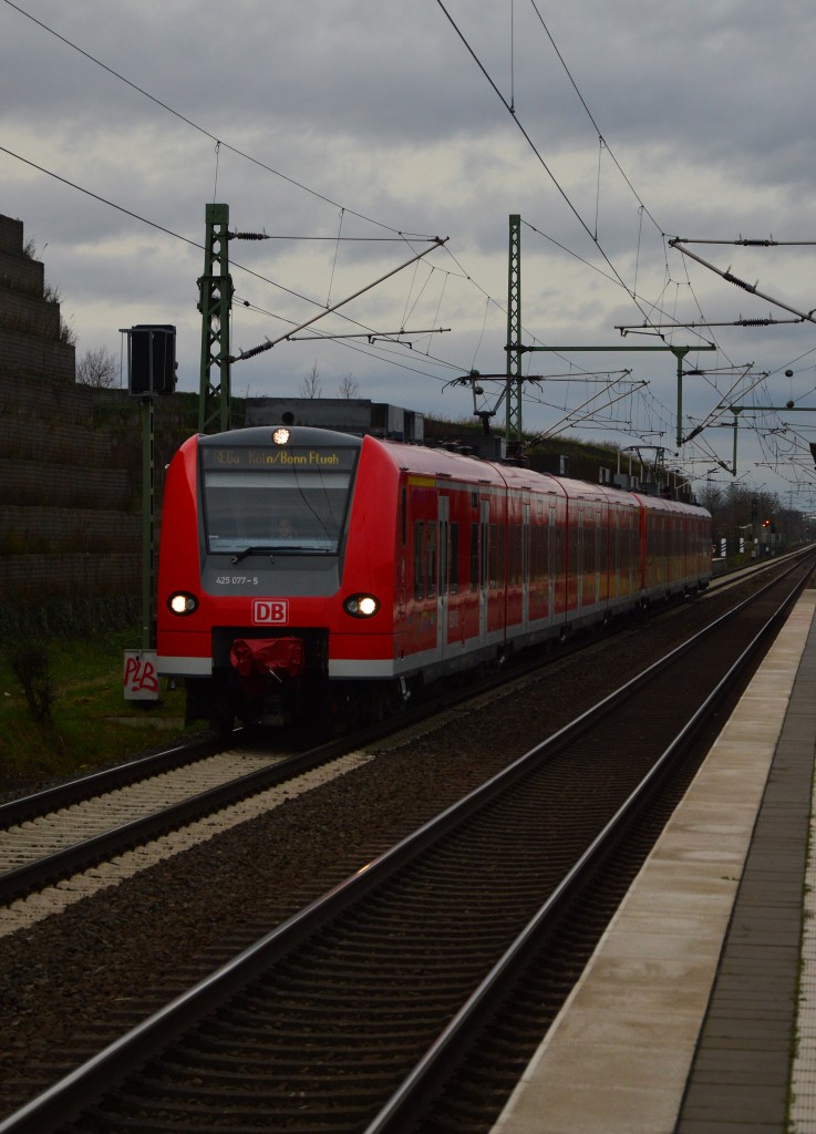 Meine erste RE6a Aufnahme die ich hier presentiere.
425 077 führt den Zug zum Flughafen Köln/Bonn am Nachmittag des 
22. Dezember 2015 bei Allerheiligen.