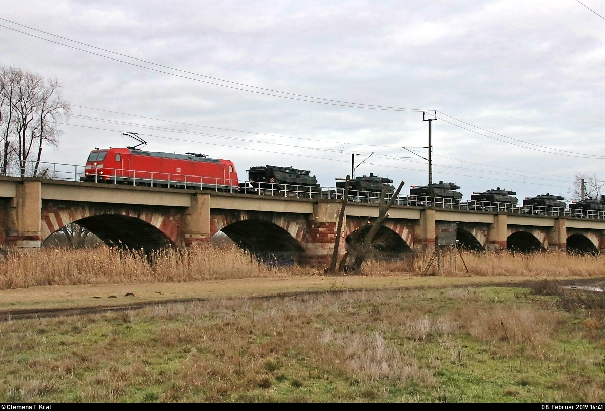 Meine erste (wohlgemerkt zufällige) Militärzug-Sichtung ereignete sich Anfang Februar 2019:
Hier überquert 185 172-4 DB, u.a. mit zwölf Kampfpanzern  Leopard 2  und einem Bergepanzer der Bundeswehr, die Saaleaue bei Angersdorf auf der Bahnstrecke Halle–Hann. Münden (KBS 590).
Die Soldaten kamen zurück von einem Manöver in Litauen und fuhren dann ihre Panzer vom Endbahnhof Sondershausen zur Kyffhäuser-Kaserne in Bad Frankenhausen.
Weitere Eindrücke sind hier zu sehen:
https://sondershausen.thueringer-allgemeine.de/web/sondershausen/startseite/detail/-/specific/Zurueck-vom-Manoever-Panzer-rollen-durch-Sondershausen-337452744
[8.2.2019 | 16:41 Uhr]