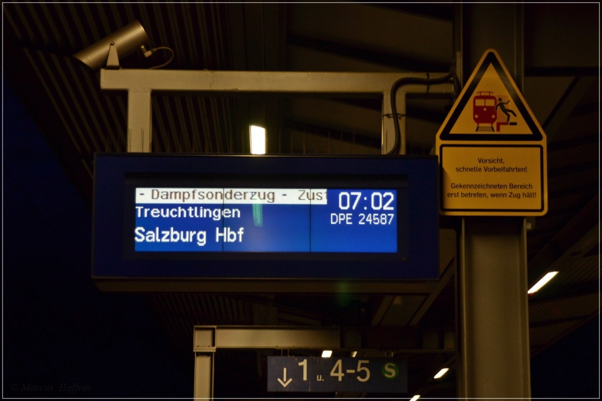Meine Fotoserie von der Dampfzugfahrt mit 01 1533-7 (01 533) nach Salzburg startet wieder mal mit einer Bahnsteigsanzeige:
 Dampfsonderzug - Zustieg nur mit besonderen Fahrausweis 
Abfahrt war um 7:02 Uhr in Roth. 
DPE 24587 über Treuchtlingen nach Salzburg.
Aufgenommen am 15. Februar 2014.