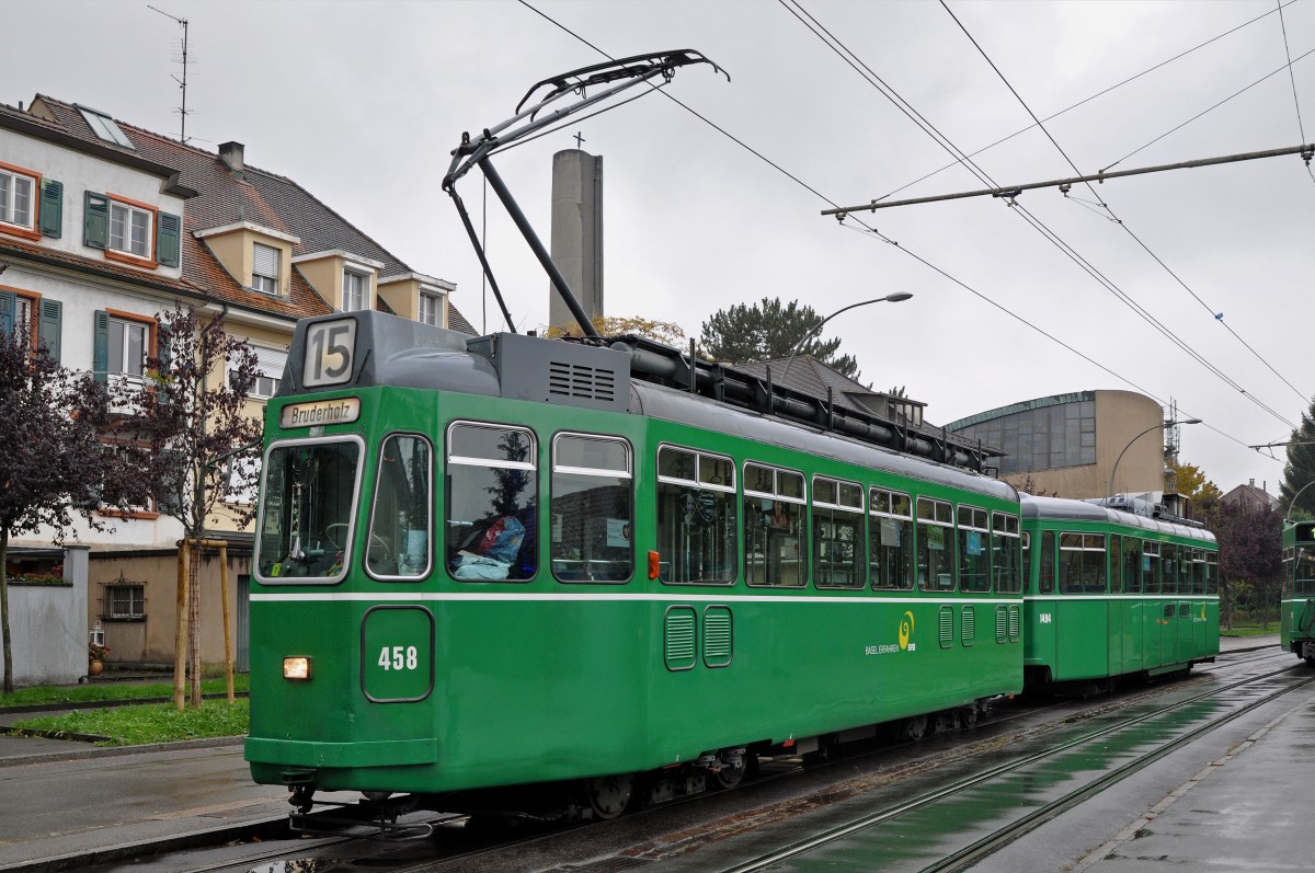 Meine letzte Fahrt mit dem Be 4/4 458 fand am 15.10.2015 statt. Sogar der Himmel hat geweint. Am 30.10.2015 wurde der Wagen bei der Firma Thommen abgebrochen. Hier steht der Wagen zusammen mit dem B 1494 auf dem Bruderholz.