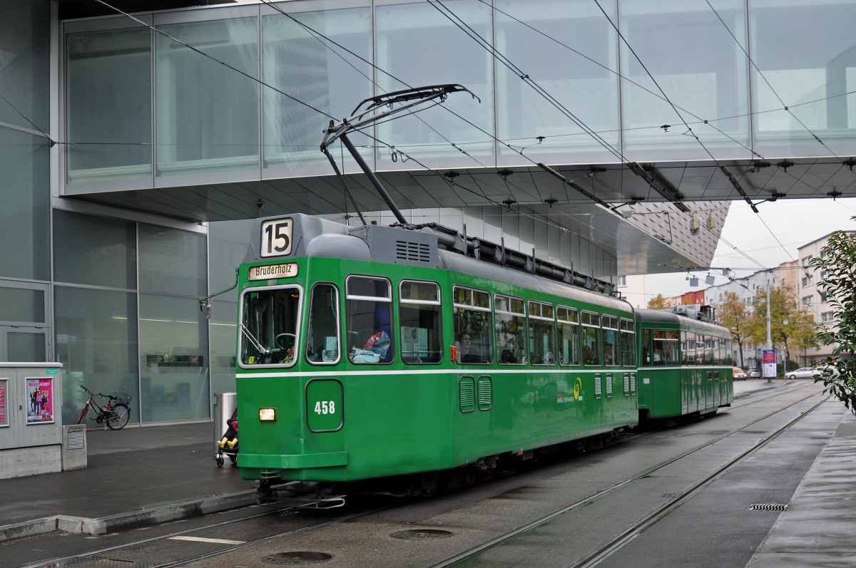 Meine letzte Fahrt mit dem Be 4/4 458 fand am 15.10.2015 statt. Sogar der Himmel hat geweint. Am 30.10.2015 wurde der Wagen bei der Firma Thommen abgebrochen. Hier steht der Wagen zusammen mit dem B 1494 an der Endstation am Messeplatz.