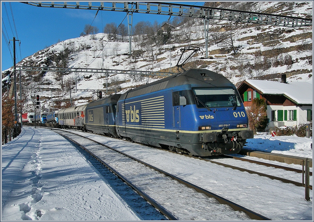 Meine letzten Bilder von BLS Bergstrecke vor dem einschneidenden Fahrplanwechsel am 9. Dezember. Zwei Re 465 mit RoLa in Ausserberg am 17. Nov. 2007.