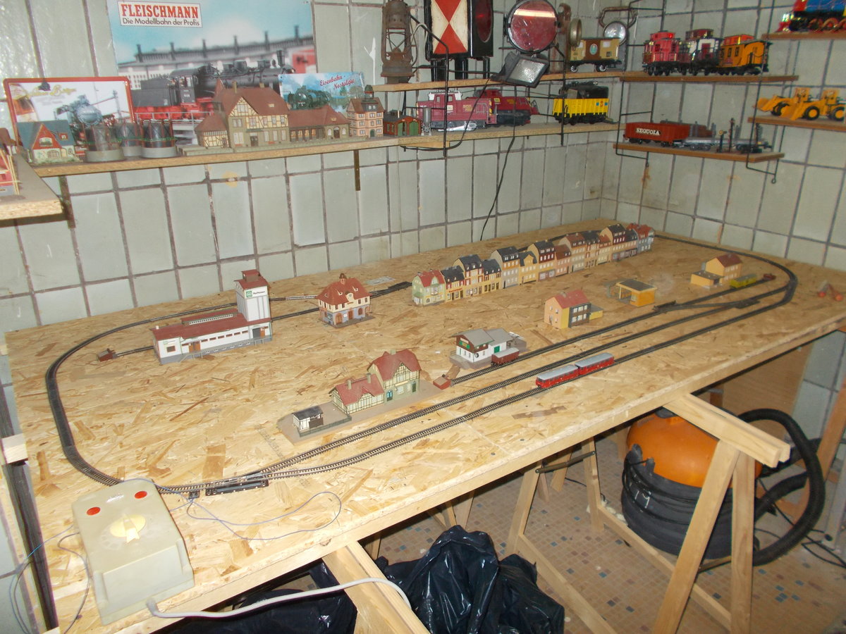 Meine neuer TT Gleisplan.Größe 2,30m x 1,30m.Zum Einsatz kommen Fahrzeuge von den Berliner TT Bahnen und Zeuke.Aufnahme vom 10.März 2018.