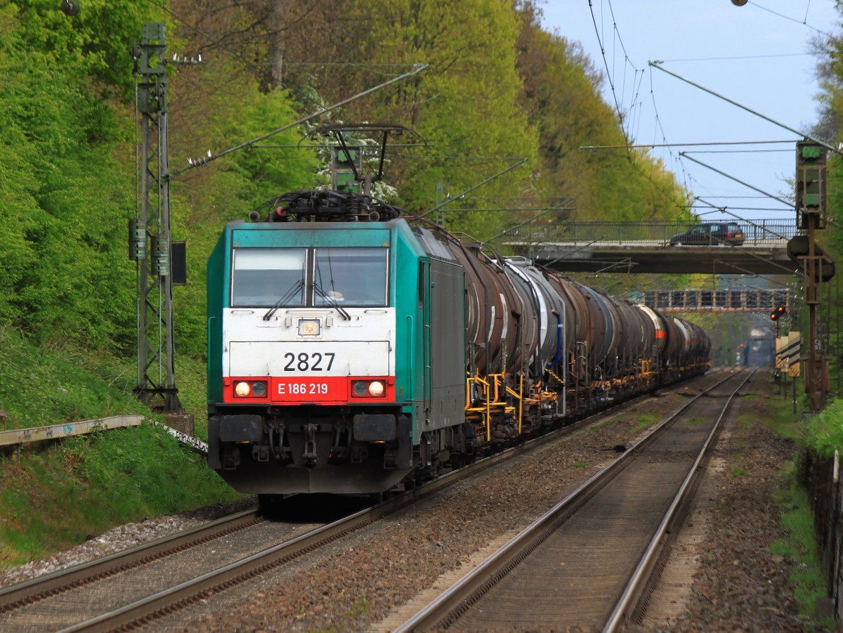 Meine Nr.2500 bei BB. Schwer an der Last ziehend klettert am 15.04.2014 Cobra 186 219 (2827) mit einem Kesselzug am Haken die Rampe auf der KBS 485 von Herzogenrath nach Kohlscheid hoch. Der Zug kommt aus Gremberg und muß wegen der Sperrung der KBS 480 (Brückenabriss in Düren) diese Umleitung fahren um Aachen West zu ereichen. Von dort geht es über Montzenroute weiter nach Antwerpen.