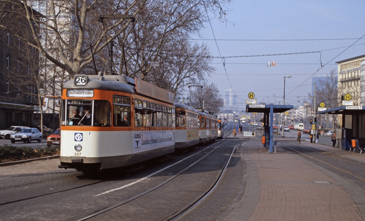 Meine relativ kurze  Straßenbahnphase  begann mit meinem Umzug nach Frankfurt, ohwohl es danach auch noch 3 Jahre dauerte, bis mein erstes Straßenbahnfoto entstand. Im März 1988 waren die Wagen des Typs  L  in Frankfurt noch unentbehrlich. Wagen 227 auf der Schülerverstärkerlinie 26 an der Haltestelle Stresemannalle/Gartenstraße. Man beachte im Rande, dass es den markanten Frankfurter Messeturm, der heute mit die Szene bestimmt, noch nicht gab.