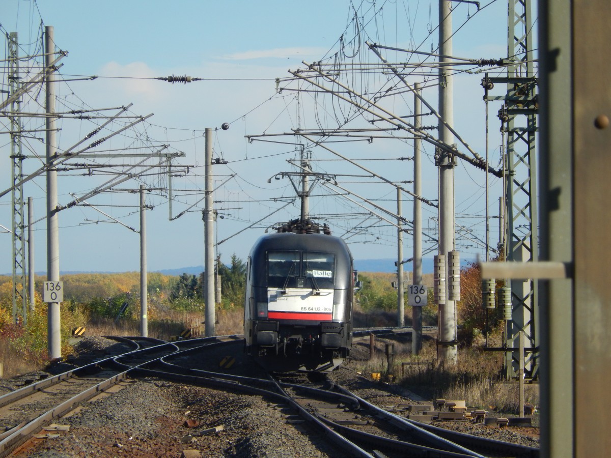 Meinen Zug zeige ich nicht Jedem! Geschickt neigt sich 182 505 von MRCE in Gotha(m) City in die Kurve. 19.10.2013