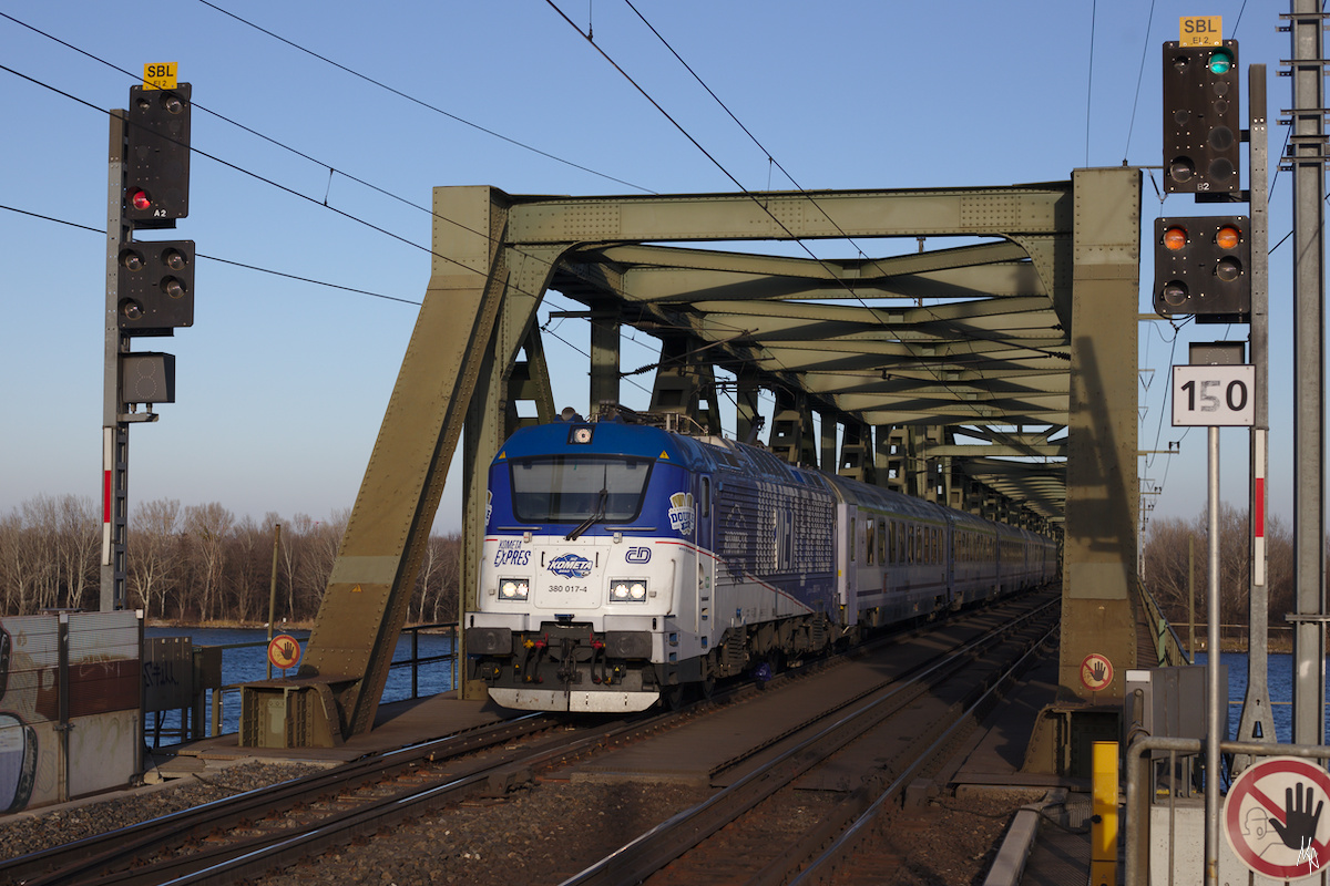 Meines Wissens hätte die Baureihe 380 seit dem Fahrplanwechsel nicht mehr auf der Nordbahn zum Einsatz kommen sollen. Am 20. Dezember bespannt dennoch die 380 017 den EC 103. Entstanden ist die Aufnahme in der Station Wien Praterkai.