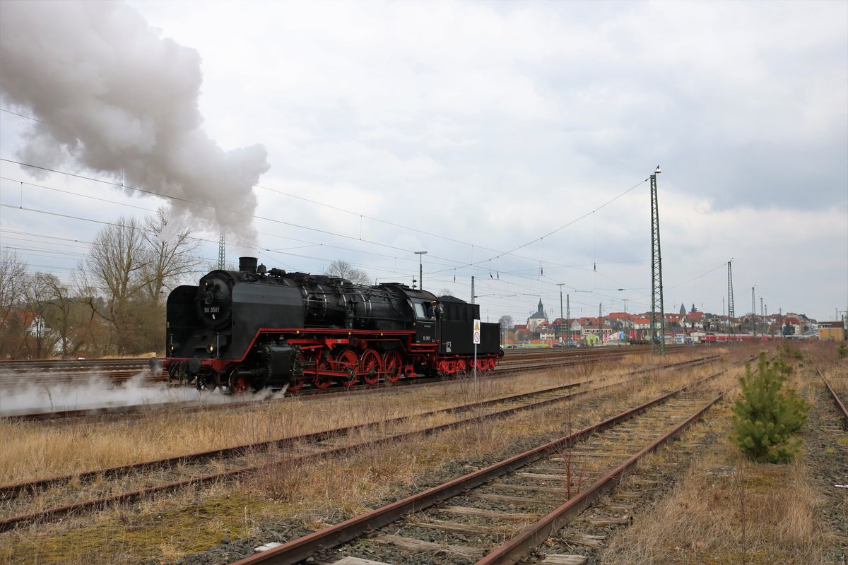 Meininger Dampflok Verein 50 3501 am 24.03.18 macht beim Lokschuppenfest Treysa Führerstandmitfahrten. Das Gelände wurde abgesperrt und mein Standort war zugänglich