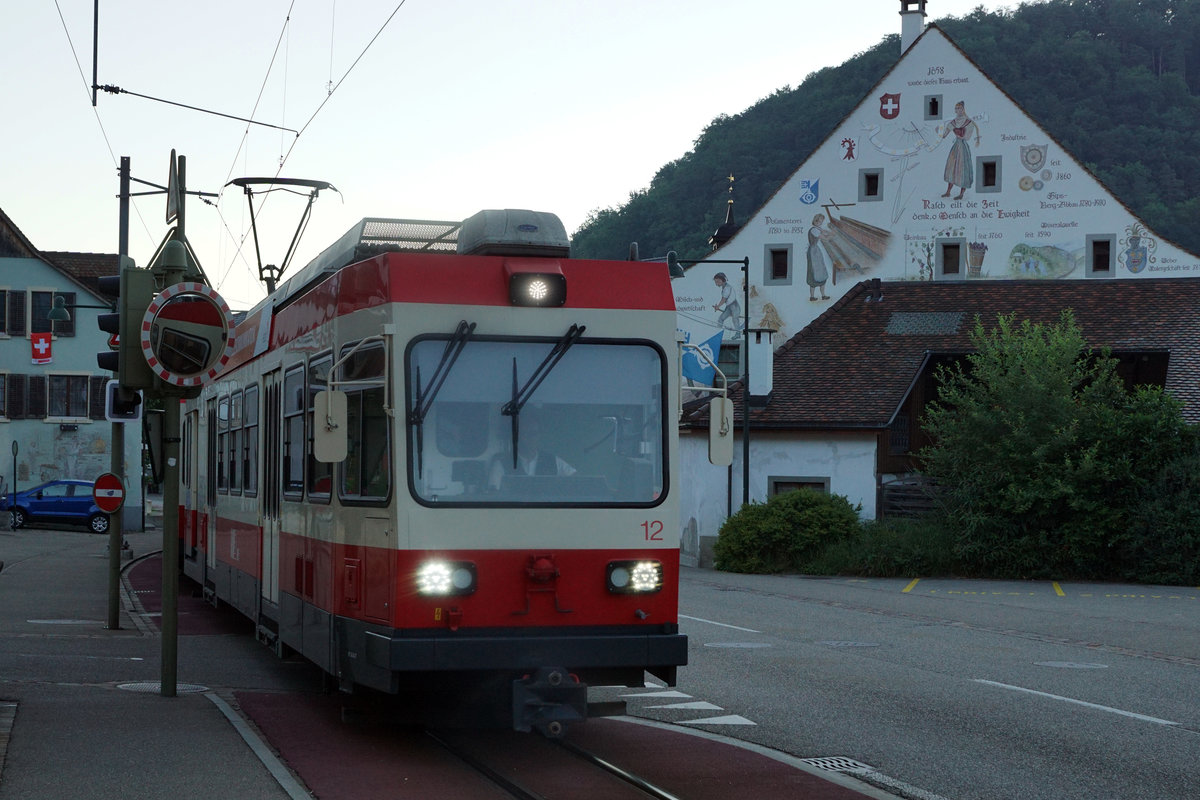MEIRINGEN-INNERTKIRCHEN-BAHN MIB
WALDENBURGERBAHN WB
Gemäss einem Test des öffentlichen Regionalverkehrs des Bundesamtes für Verkehr (BAV) von Sauberkeit, Kompetenz des Personals oder der Information im Fahrzeug und an der Haltestelle erreichten zwei Kleinbahnen den ersten und letzten Rang. Dabei landete die Waldenburgerbahn auf dem letzten Platz.
BDe 4/4 12 bei Niederdorf am frühen Morgen des 20. Juni 2018.
Foto: Walter Ruetsch 