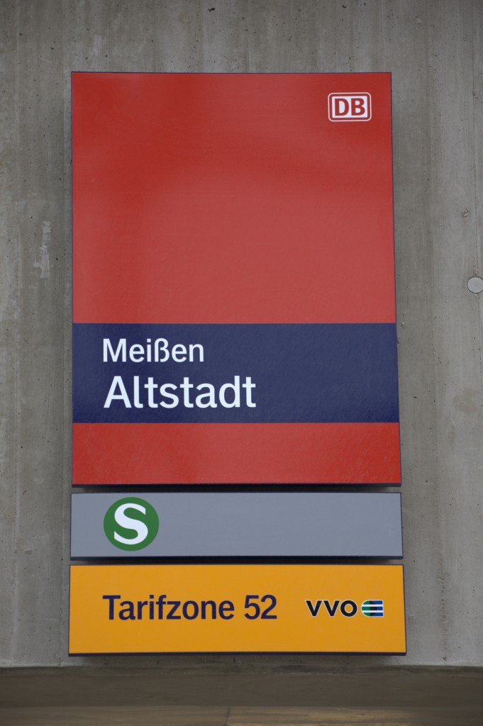 Mei�en Altstadt ,Schild �ber dem Zugang zum  neuen  S-Bahnsteig.