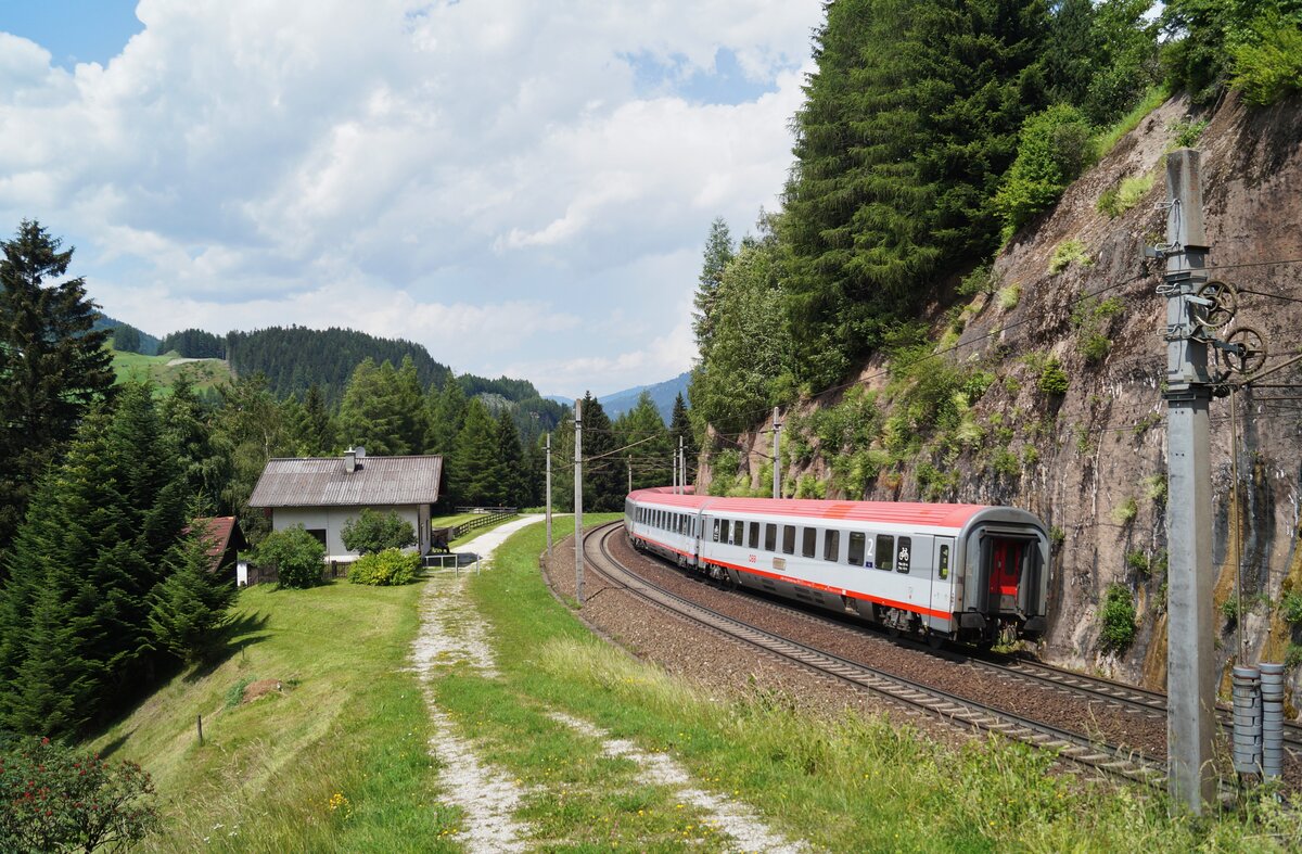 Meist eher unpopulär bei Eisenbahnfotografen sind Nachschüsse auf Wagenzüge. Die auch im Fernverkehr immer weiter voranschreitende Umstellung auf abgeschlossene Garnituren (wie den Railjet) oder die heutzutage bei EVUs sehr beliebten Triebzüge veranlasst mich jedoch, hier einen solchen  klassischen  Fernreisezug zu zeigen. Dabei handelt es sich um den EC 80  DB-ÖBB EuroCity , der sich am 10.07.2020 auf seiner Reise von Verona Porta Nuova nach München Hauptbahnhof bei Gries am Brenner die Brennerbahn Richtung Innsbruck hinabschlängelte. Am Zugschluss befand sich planmäßig ein Bmpz der Bauart 29-91.