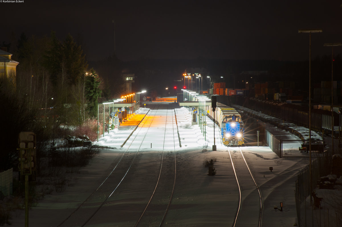 Meist gegen Abend verlässt ein Hackschnitzelzug den Bahnhof Wiesau in Richtung Regensburg. Am 14.01.2017 hatte 277 005 die Aufgabe den Zug nach Regensburg zu bringen, hier im Bahnhof Wiesau.