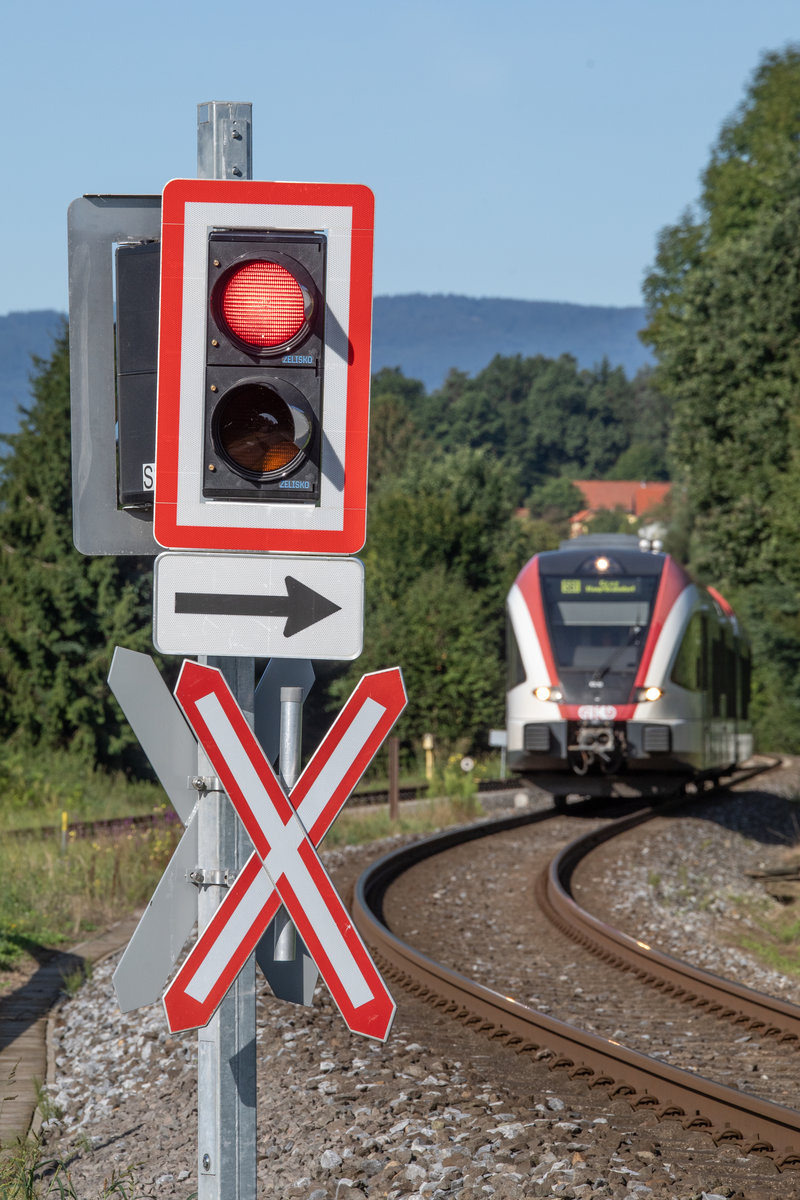 Meist kommt ein Zug ums Eck wenn´s Rot leuchtet. Gasselsdorf im September 2019