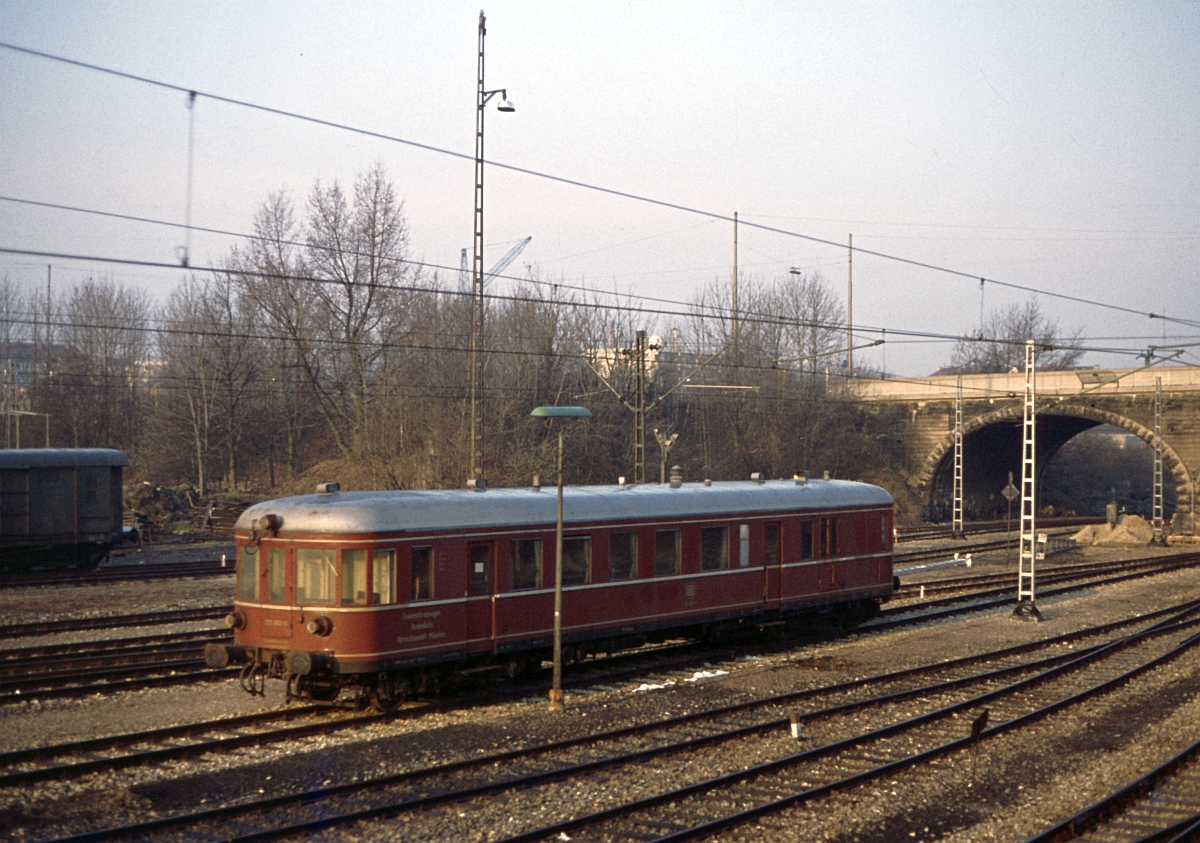 Meist regten sich nach einer langen Nachtzugfahrt aus der Mitte Deutschlands in den Sden die Lebensgeister, wenn es bei der Einfahrt nach Mnchen Hbf oft an einigen abgestellten Sehenswrdigkeiten vorbei ging, wie hier am 19.8.1978 am bereits ausgemusterten Funkmesstriebwagen 723 003, der sich heute m. W. unter seiner ursprnglichen Nummer VT 60 531 bei den Eisenbahnfreunden Osnabrck befindet.