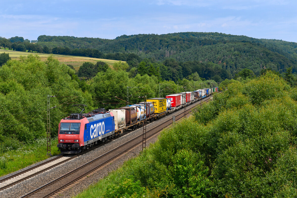 Meist ist vor dem KLV-Zug DGS 43017 von Hamburg Billwerder nach Gallarate ein Vectron von SBB Cargo zu beobachten. Am 29. Juni 2024 wurde jedoch die 482 024 für diesen Dienst eingeteilt. Bei Meisenbach im osthessischen Haunetal konnte ich den Zug dokumentieren. 