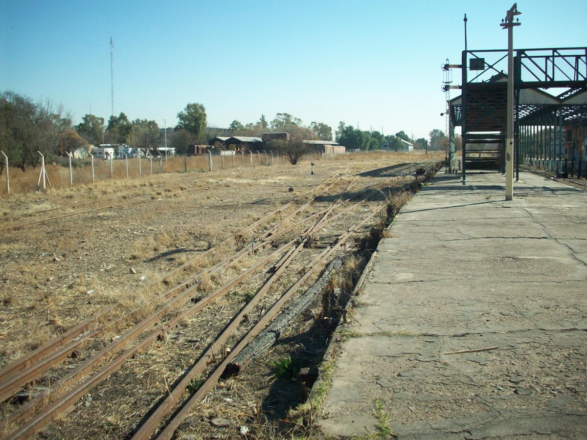 Mendoza, Argentinien: 25.08.2008 Hier liegen noch die Breit- und Schmalspurgleise.
Inzwischen wurden an dieser Stelle Stadtbahngleise mit der Regelspurweite 1435mm verlegt.