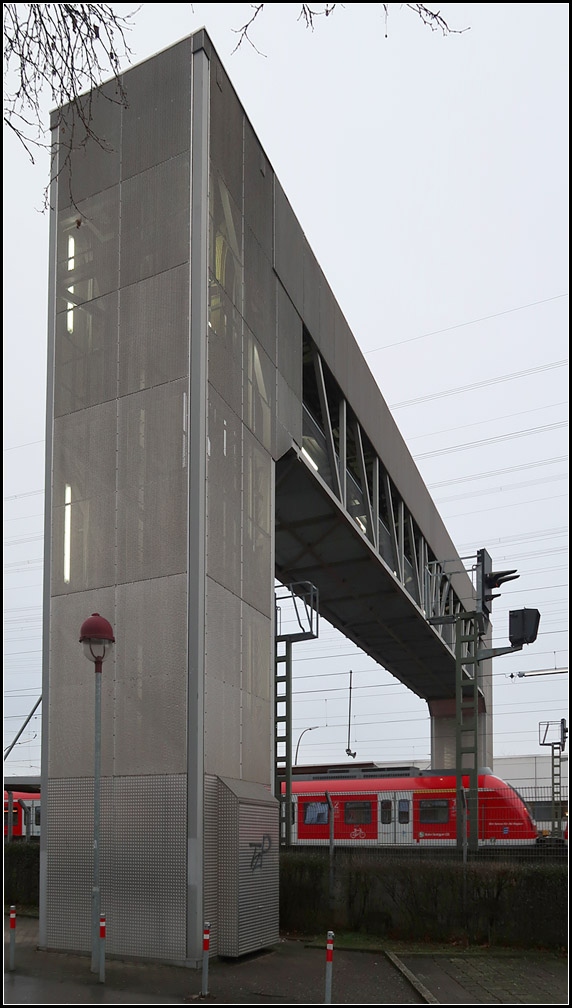 Menschen bewegen - 

Sowohl diese eigenartige Aufzugsbrücke, als auch die S-Bahn sind dafür gebaut Menschen von einem Ort zu einem anderen zu bringen. Der Peoplemover im S-Bahnhof Altbach bringt die Leute ohne umsteigen zu müssen, direkt von vor dem Bahnhof auf den Bahnsteig.

28.02.2017 (M)

