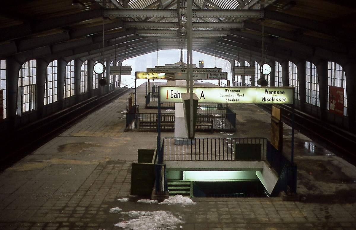 Menschenleer präsentiert sich der S-Bahnhof Westkreuz im Januar 1981. Auf der Ringbahn fuhren seit 1980 keine Züge mehr, eine Etage tiefer gab es noch Verkehr zwischen Friedrichstraße und Wannsee.