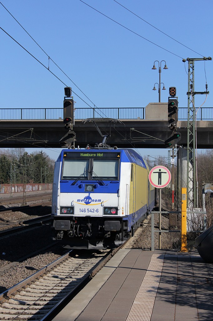 MEr (164-542-6) bei der Ausfahrt in Richtung Hamburg Hauptbahnhof am 3.7.2013.