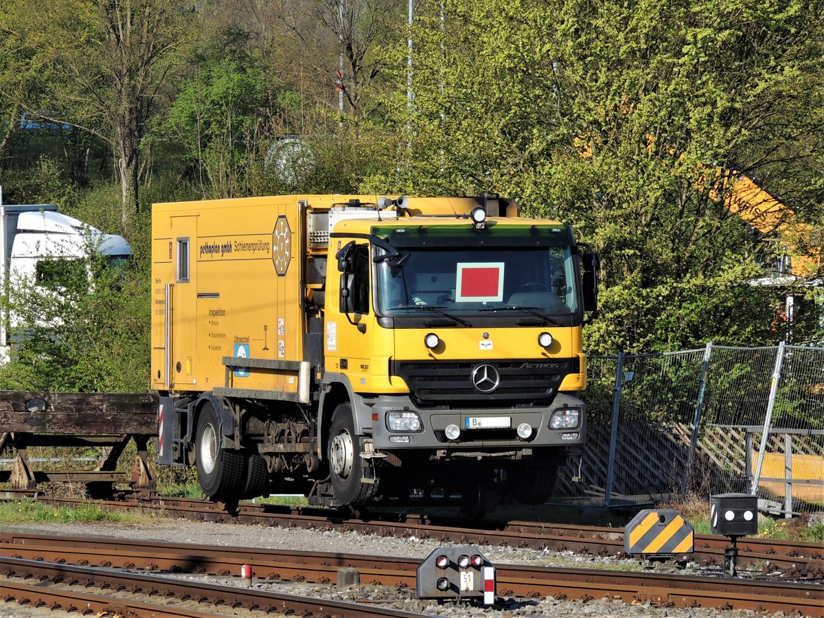 Mercedes-Benz 1832, Fahrzeug zur Ultraschall-Schienenprüfung am 17.04.2018 in Tübingen abgestellt.