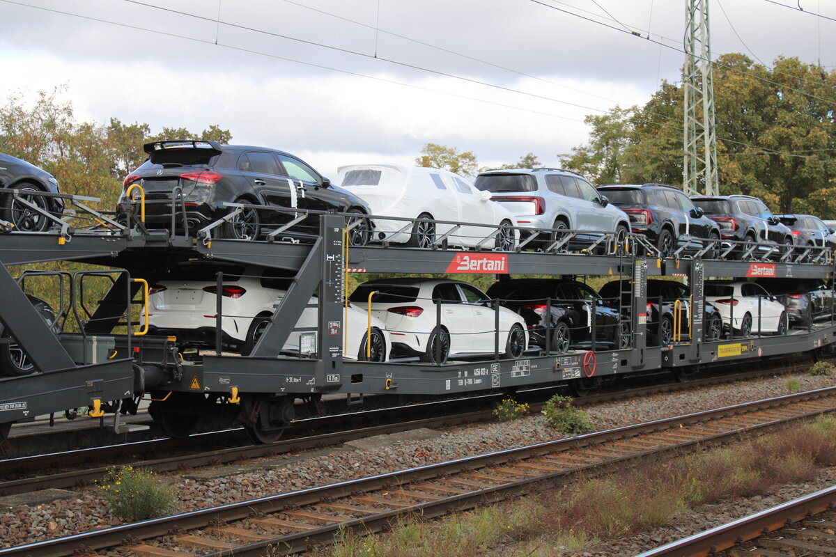 Mercedes Neuwagentransport aus Kecskem�t am 19.10.2026 in Magdeburg-Neustadt. Diese stehen hier auf dem Bertani Transporti 27 80 4356 022-8 D-TWA Laaers.