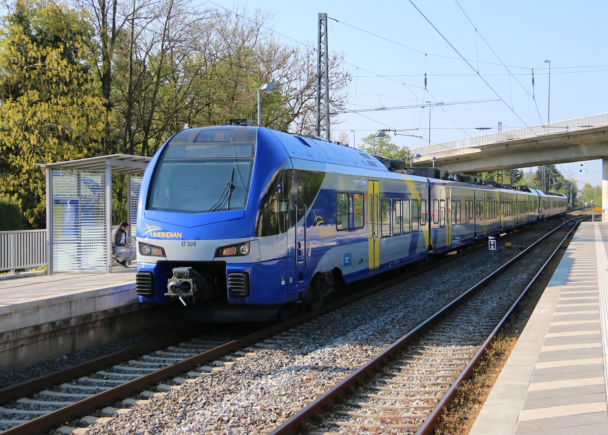 Meridian Doppeleinheit (ET 309 und ET 320) aus Richtung München Hauptbahnhof. Aufgenommen in Oberschleißheim am 23.04.2014.