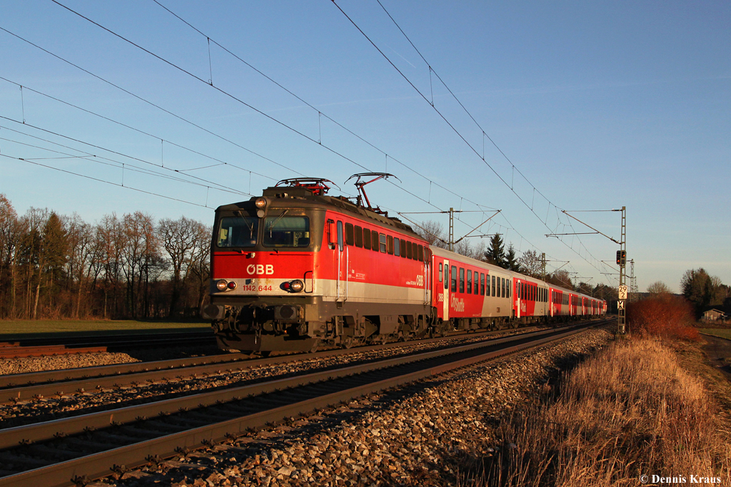 Meridian Ersatzverkehr: ÖBB 1142 644 mit 7 CS Wagen und 1142 693 am 16.12.2013 bei Eglharting.