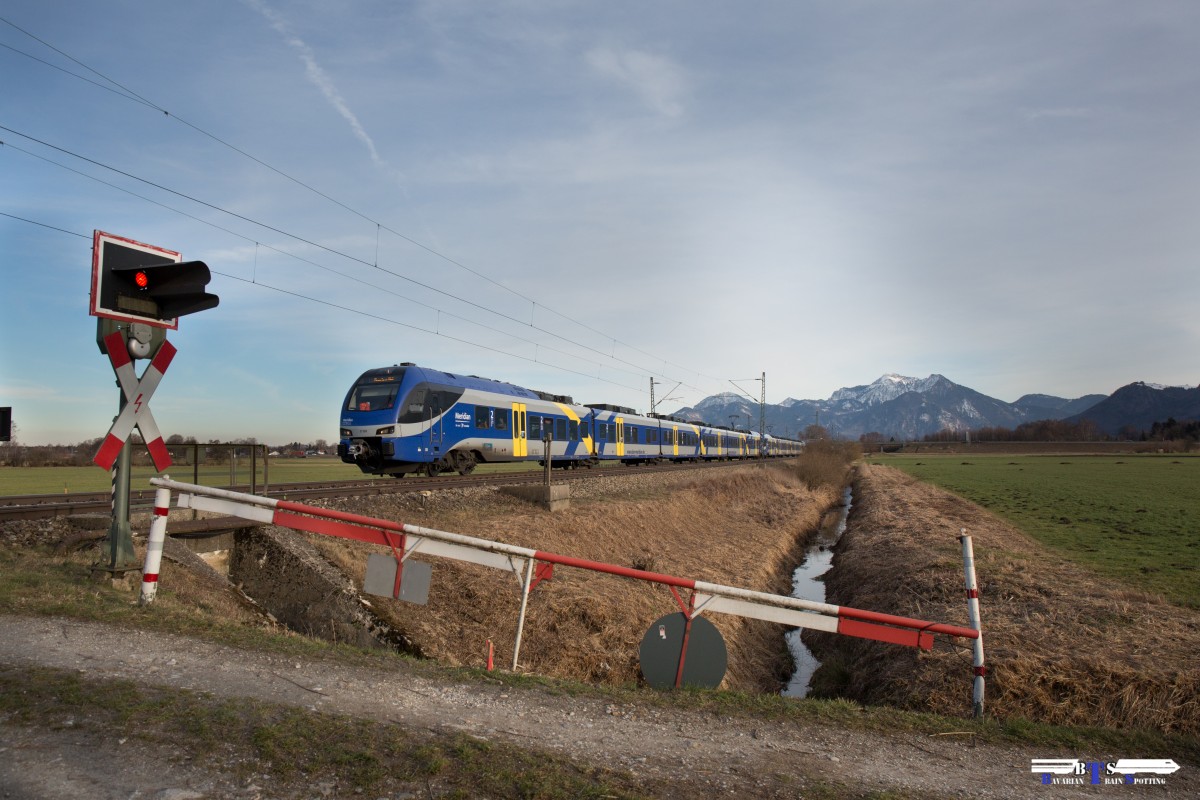 Meridian ET 308 durchfährt Abends die Felder bei Bernau am Chiemsee am 12.02.16