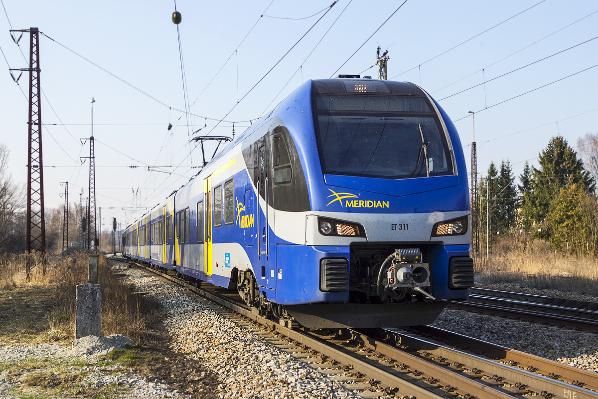 Meridian ET 311 durchfährt am 14.03.2014 mit einem IC auf Gleis 5, dem durchgehenden Hauptgleis der Relation München - Rosenheim, den Bahnhof Grafing bei München ohne Halt.

Hersteller: Stadler, Berlin
Fabriknr.: 39497
Abnahmedatum: 03.01.2014
Erst-Bw: München
UIC-Nr.: 94 80 1430 011-5 D-BOBY
Betreibernr. z.Z.d. Aufnahme: ET 311