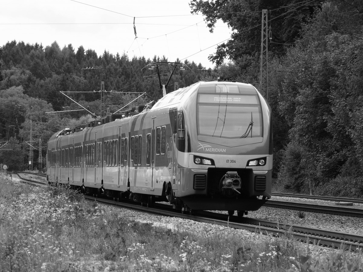 Meridian Stadler Flirt 3 (ET 304) am 14.08.14 in Aßling. Mit diesem Foto möchte ich meine Trauer über das heutige Zugunglück in Bad Aibling ausdrücken. Mein Gedanken sind bei allen Opfern und deren Familien. Ich kann nicht verstehen, dass in Deutschland so ein Unglück passieren kann, obwohl wir Zugsicherungssysteme haben.