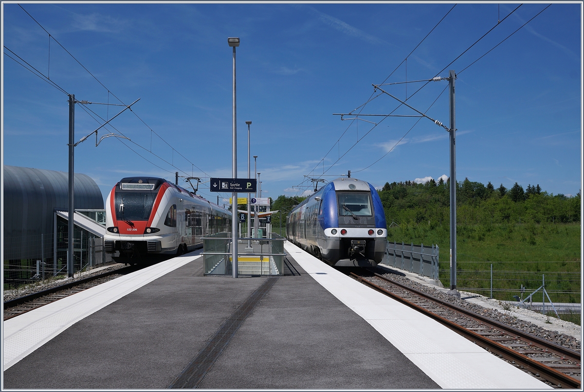 Meroux TGV, eine  Etage  weiter unten befindet sich der TGV Bahnhof Belfort Montbéliard und ab dem Bahnhofplatz verkehren div. Buslinien in die Orte der Umgebung. Ein Ort zum Umsteigen also, ist doch die Ortschaft Meroux mit etwa 700 Einwohner etwas vom Bahnhof entfernt.

Im Bild eine seit dem 8. Dez. 2018 typischer Umsteige Situation: Der SNCF TER Z 27597/598 und der SBB RABe 522 206 vermitteln am selben Bahnsteig Anschluss, wobei der SBB RABe 522 206 von und nach Biel/Bienne (Meroux an 13:55 / ab 14:03) eine weitaus kürzere Wendezeit aufweist als der TER von und nach Belfort (Meroux an: 12:58 / ab 14:02). 

1. Juni 2019