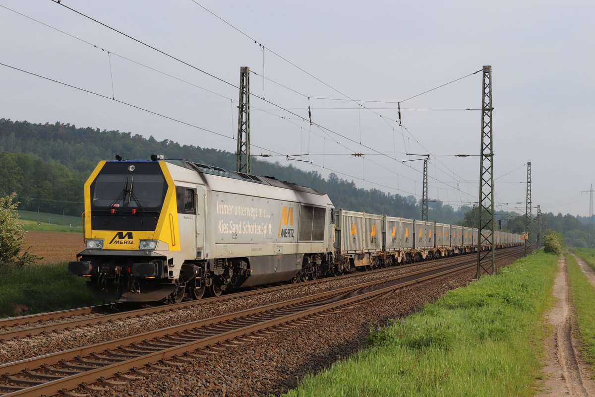 Mertz 264 013 mit einem leeren Aushubzug nach Stuttgart. Kerzell, 24.05.2019