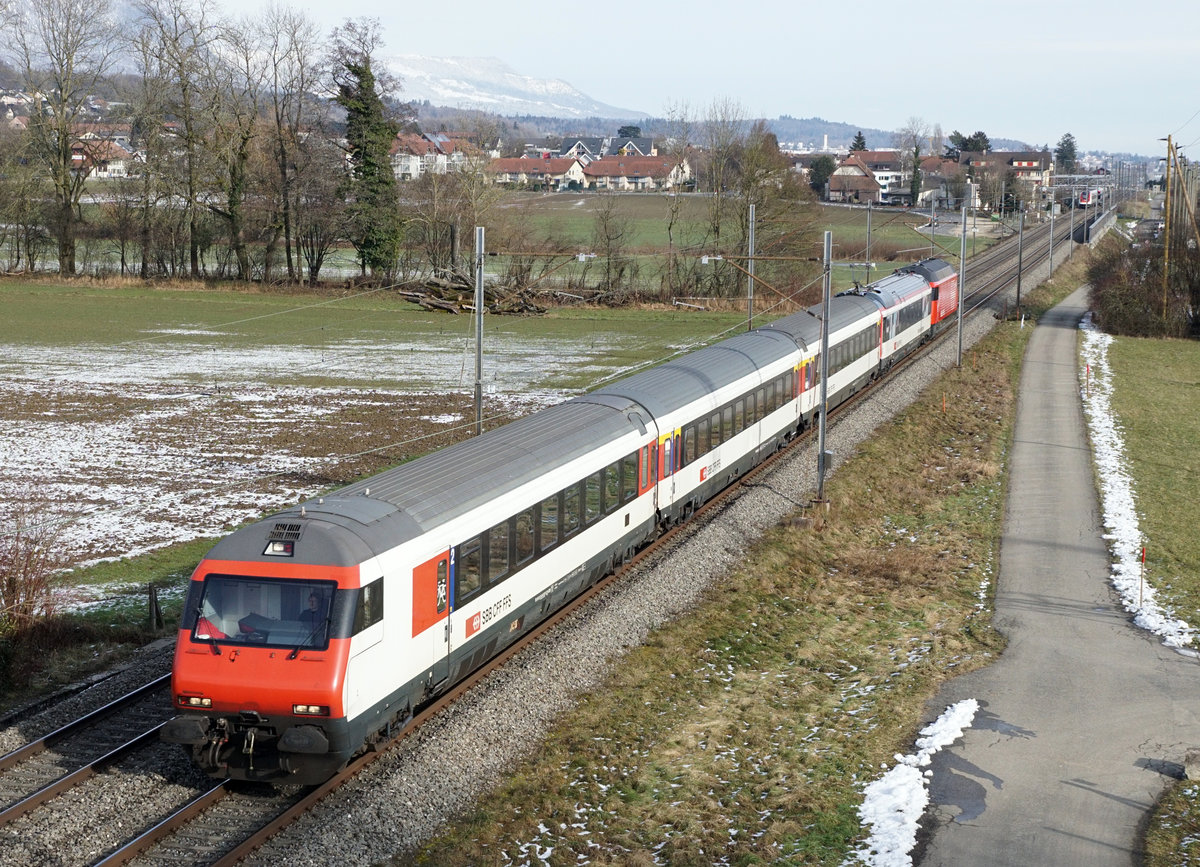 Mess-, Testzug mit einer Re 460 zwischen Bettlach und Selzach unterwegs am 19. Januar 2021.
Besondere Beachtung gilt dem gesenkten Stromabnehmer der Lokomotive.
Foto: Walter Ruetsch