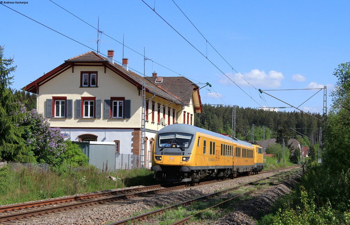 Mess Nbz 94333 (Donaueschingen-Karlsruhe Hbf) mit Schublok 111 059-3 bei Peterzell 19.5.20