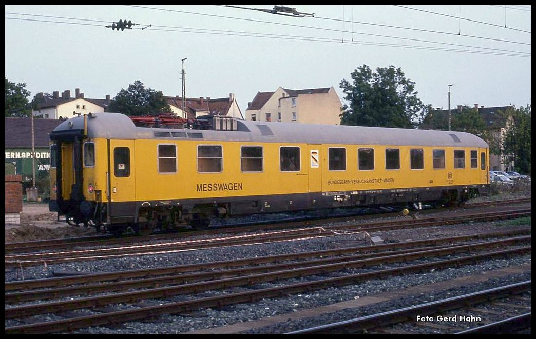 Messwagen 618099-9000-2 der Bundesbahn Versuchsanstalt Minden am 26.8.1990 im HBF Minden in Westfalen.