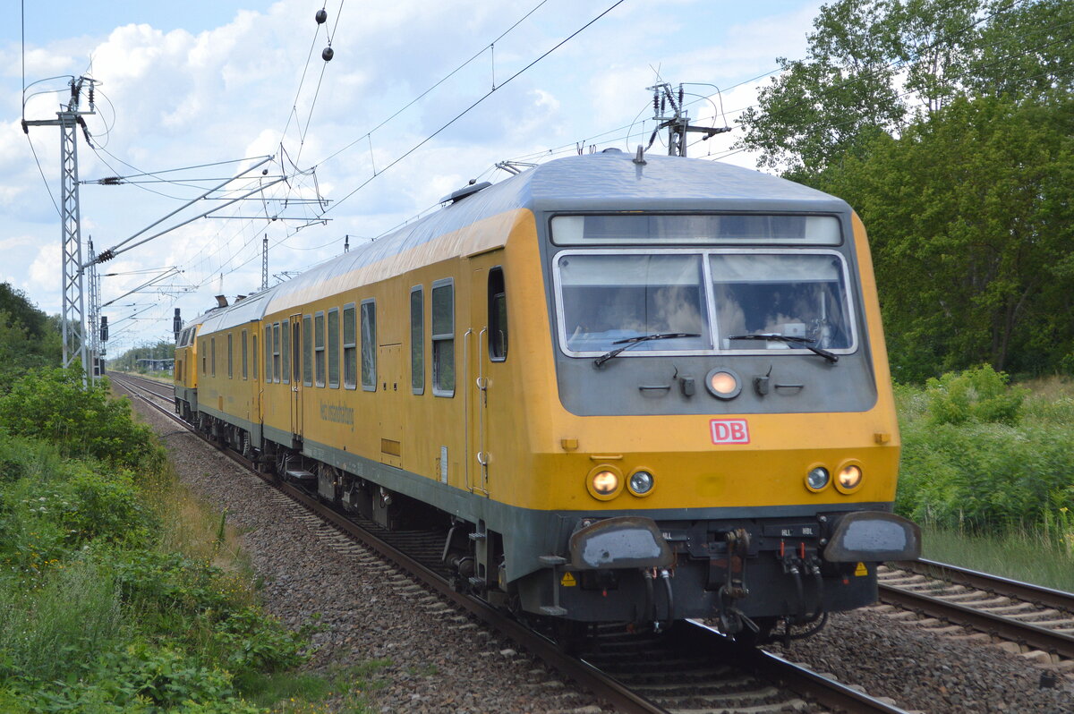 Messzug der DB Netz Instandhaltung mit  218 477-8  Name:  Else  (NVR: 92 80 1 218 477-8 D-DB) als Schublok am 03.08.21 Durchfahrt Bf. Berlin Hohenschönhausen.